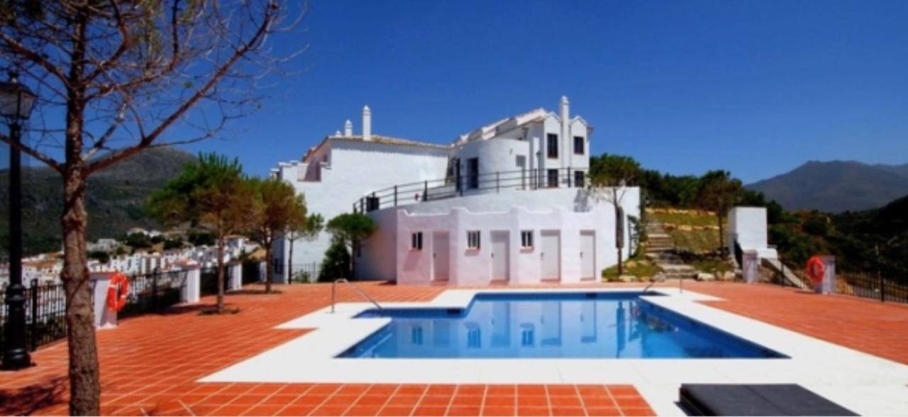 Stylish 3 Bed House 2 Bathrooms, With Patio, Roof Terrace And Communal Pool 5 Minutes Away From The Beautiful Spanish White Village Of Pueblo And Only 20 Mins From The Sea Séjour à la campagne *