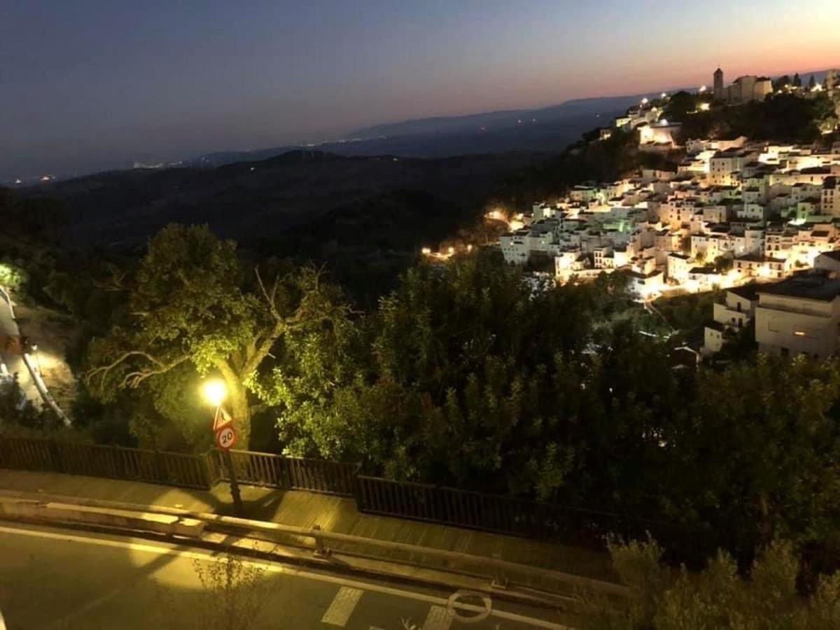 Séjour à la campagne Stylish 3 Bed House 2 Bathrooms, With Patio, Roof Terrace And Communal Pool 5 Minutes Away From The Beautiful Spanish White Village Of Pueblo And Only 20 Mins From The Sea *