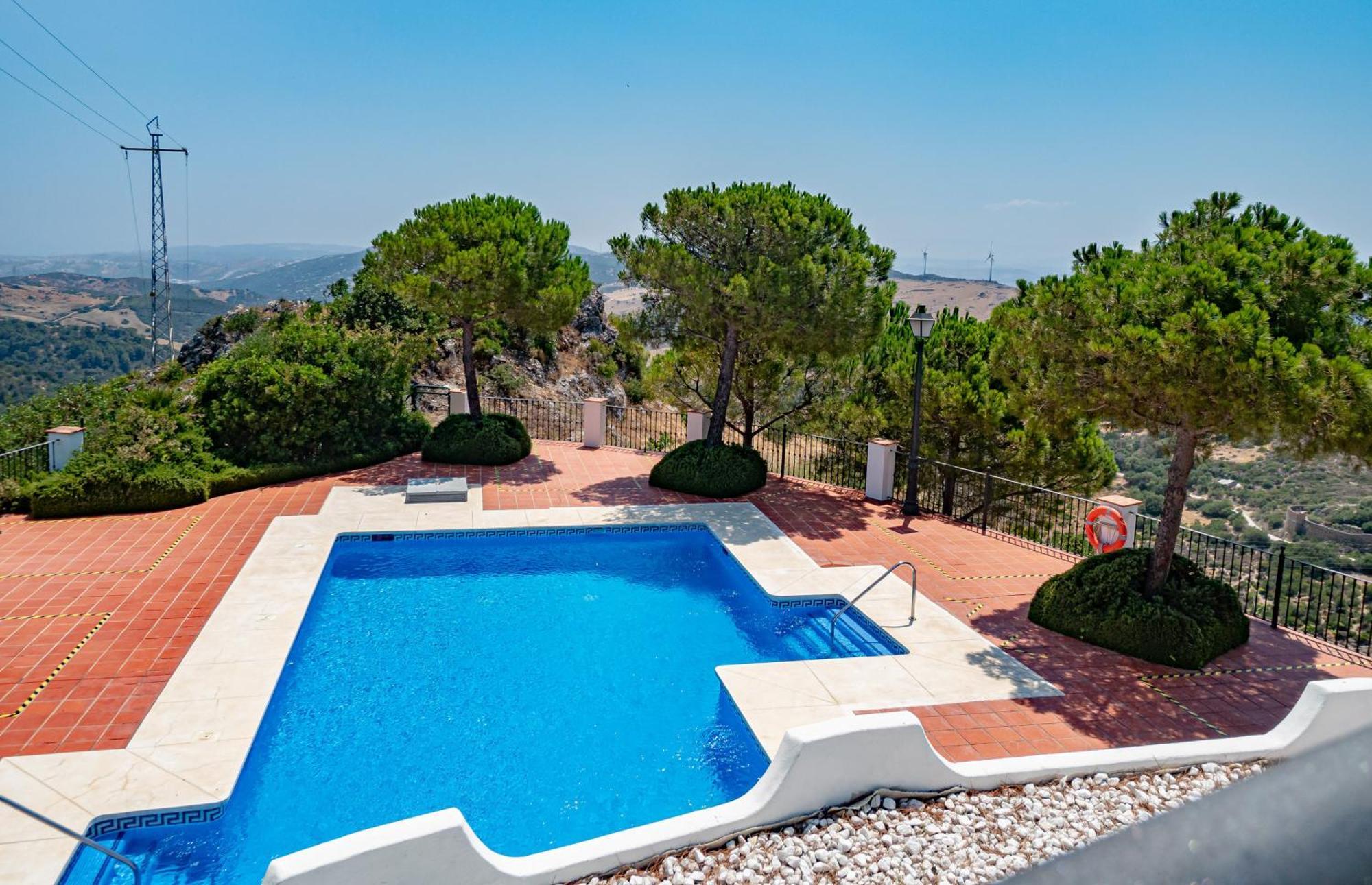 Stylish 3 Bed House 2 Bathrooms, With Patio, Roof Terrace And Communal Pool 5 Minutes Away From The Beautiful Spanish White Village Of Pueblo And Only 20 Mins From The Sea Séjour à la campagne Casares