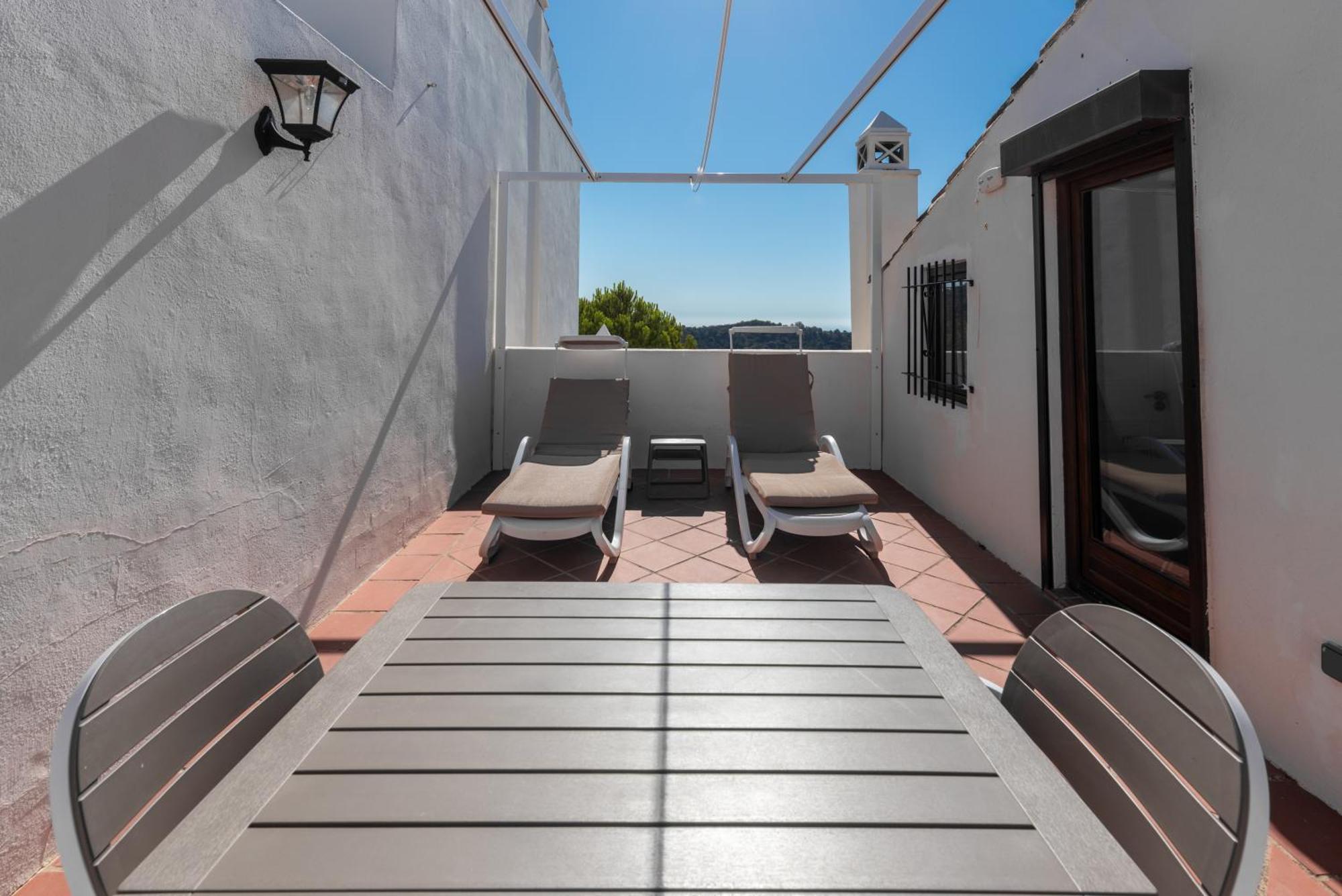 Séjour à la campagne Stylish 3 Bed House 2 Bathrooms, With Patio, Roof Terrace And Communal Pool 5 Minutes Away From The Beautiful Spanish White Village Of Pueblo And Only 20 Mins From The Sea