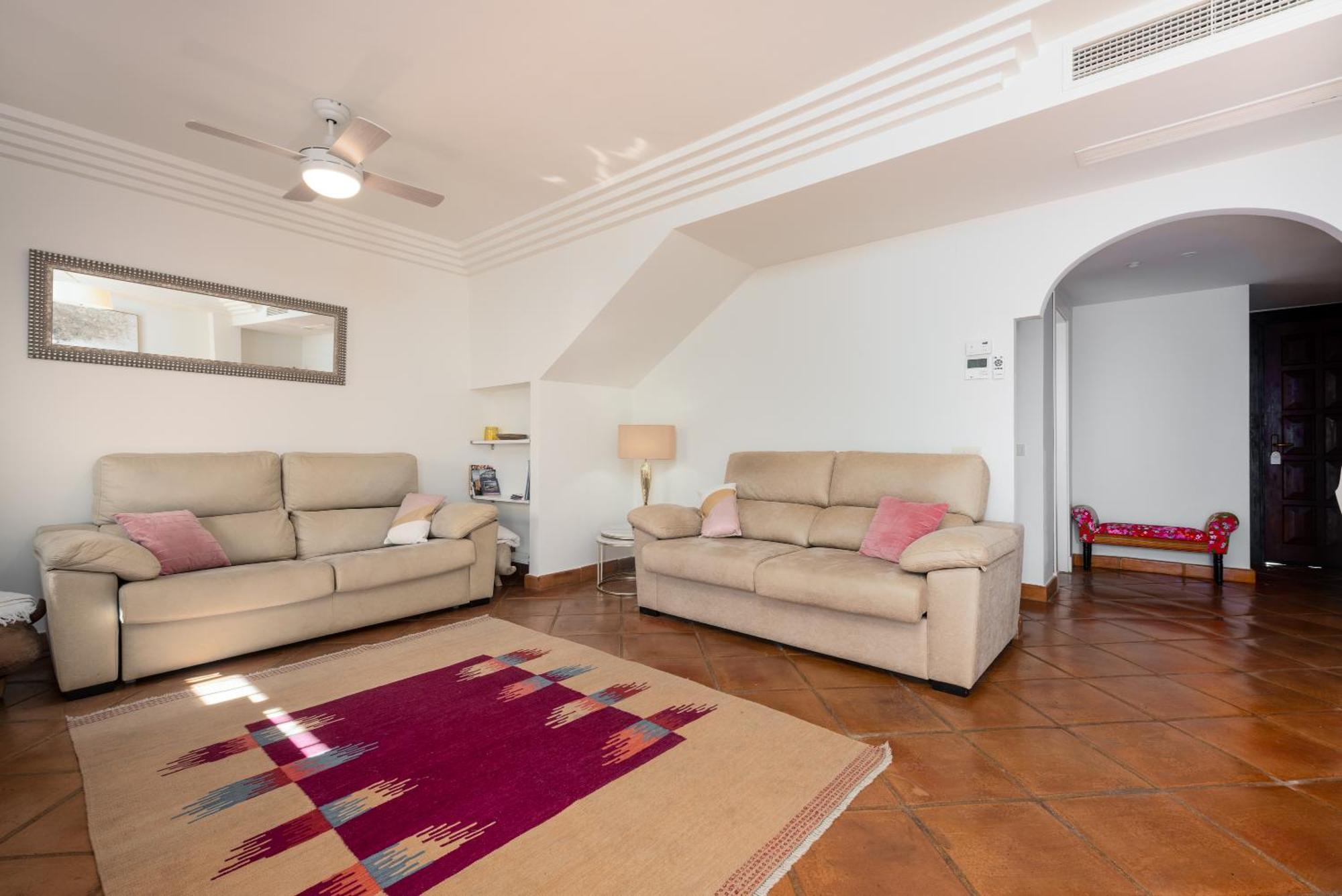 Séjour à la campagne Stylish 3 Bed House 2 Bathrooms, With Patio, Roof Terrace And Communal Pool 5 Minutes Away From The Beautiful Spanish White Village Of Pueblo And Only 20 Mins From The Sea Casares
