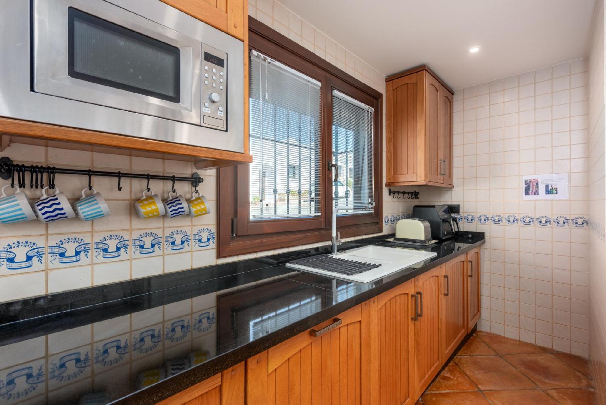 Stylish 3 Bed House 2 Bathrooms, With Patio, Roof Terrace And Communal Pool 5 Minutes Away From The Beautiful Spanish White Village Of Pueblo And Only 20 Mins From The Sea Séjour à la campagne