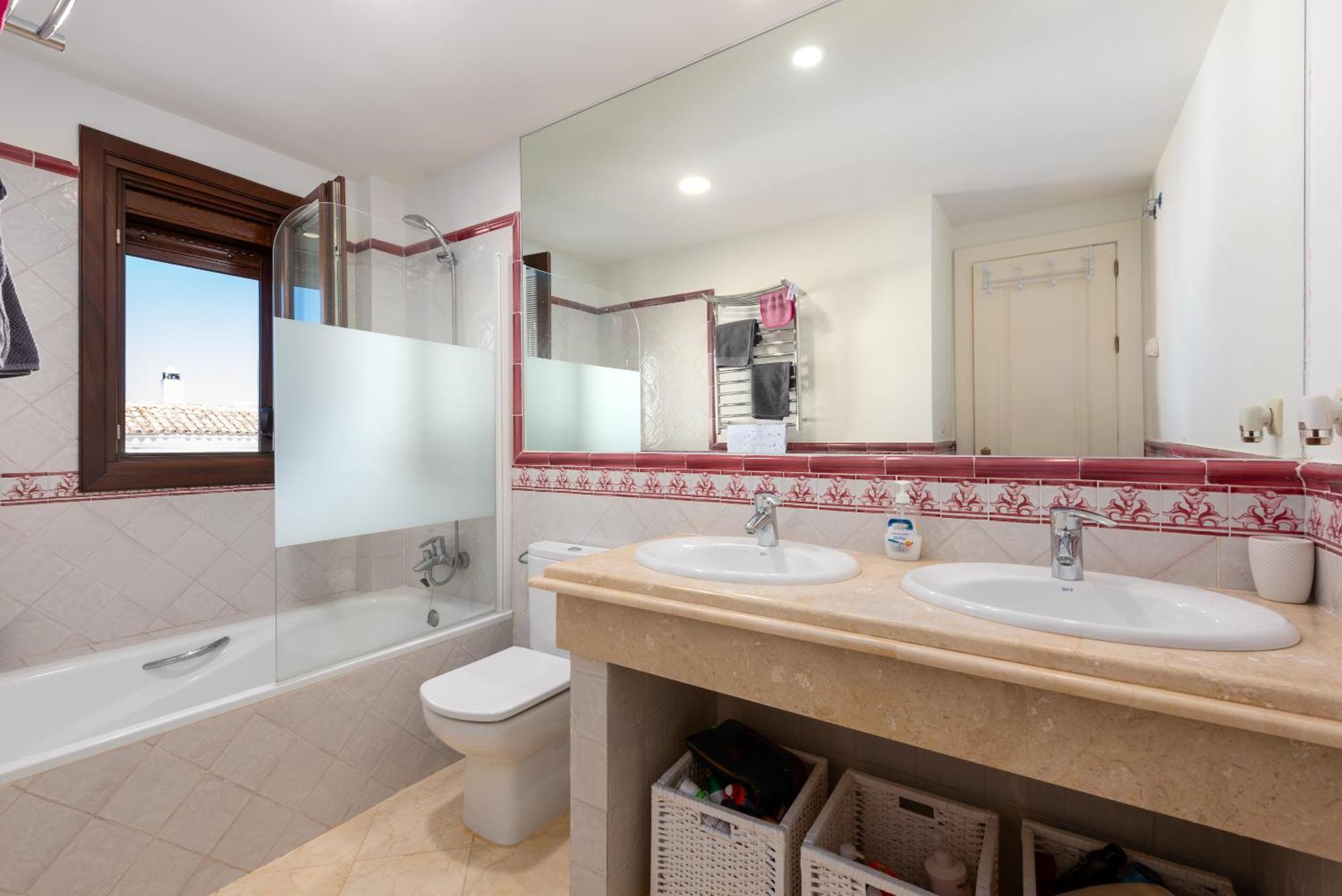 Séjour à la campagne Stylish 3 Bed House 2 Bathrooms, With Patio, Roof Terrace And Communal Pool 5 Minutes Away From The Beautiful Spanish White Village Of Pueblo And Only 20 Mins From The Sea