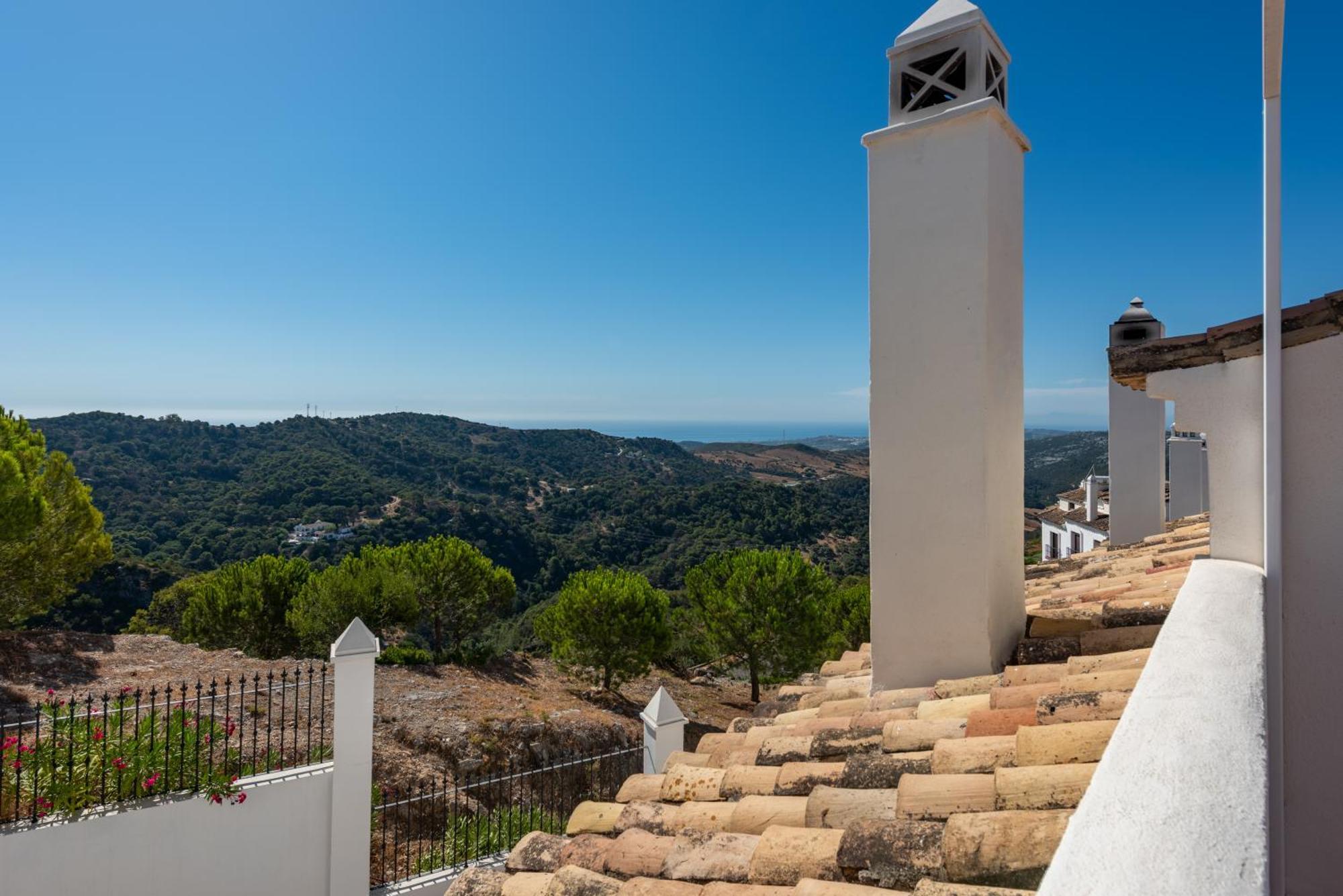 Stylish 3 Bed House 2 Bathrooms, With Patio, Roof Terrace And Communal Pool 5 Minutes Away From The Beautiful Spanish White Village Of Pueblo And Only 20 Mins From The Sea Séjour à la campagne *