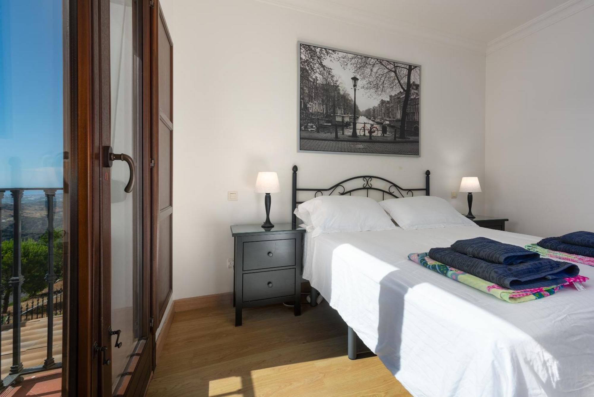 Séjour à la campagne Stylish 3 Bed House 2 Bathrooms, With Patio, Roof Terrace And Communal Pool 5 Minutes Away From The Beautiful Spanish White Village Of Pueblo And Only 20 Mins From The Sea Casares