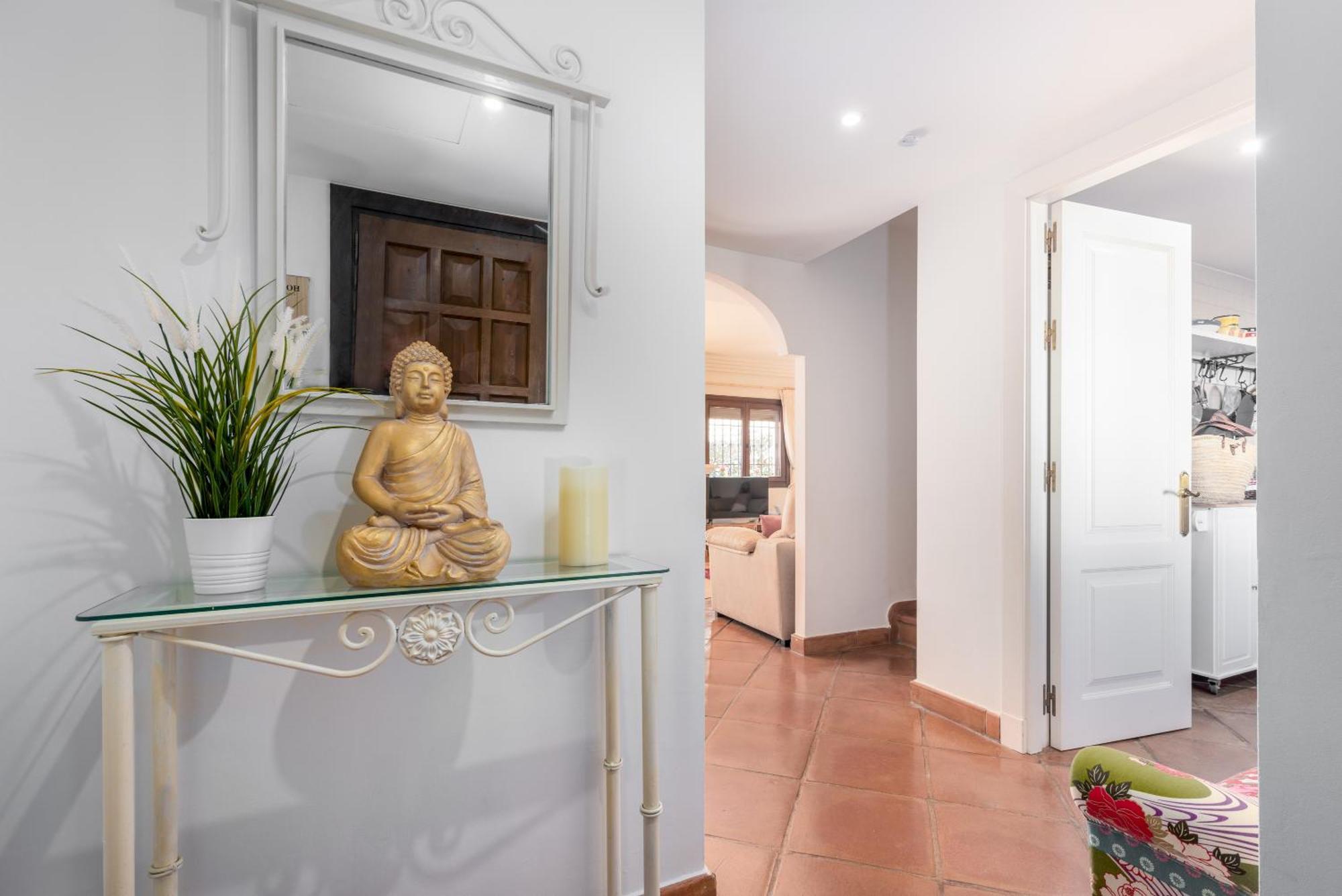 Séjour à la campagne Stylish 3 Bed House 2 Bathrooms, With Patio, Roof Terrace And Communal Pool 5 Minutes Away From The Beautiful Spanish White Village Of Pueblo And Only 20 Mins From The Sea Casares