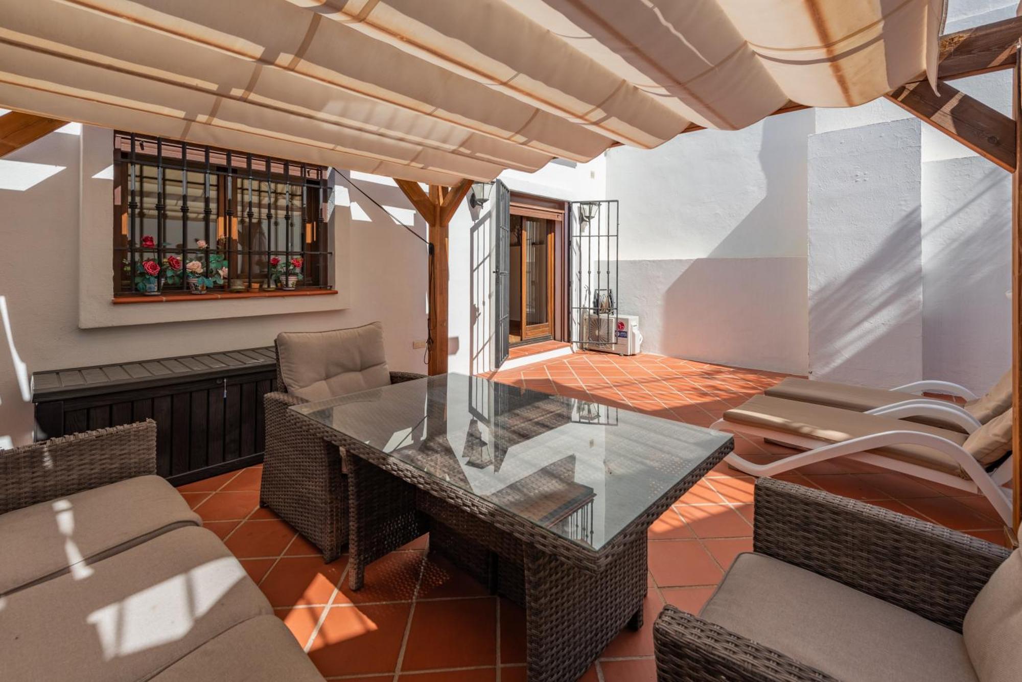 Séjour à la campagne Stylish 3 Bed House 2 Bathrooms, With Patio, Roof Terrace And Communal Pool 5 Minutes Away From The Beautiful Spanish White Village Of Pueblo And Only 20 Mins From The Sea