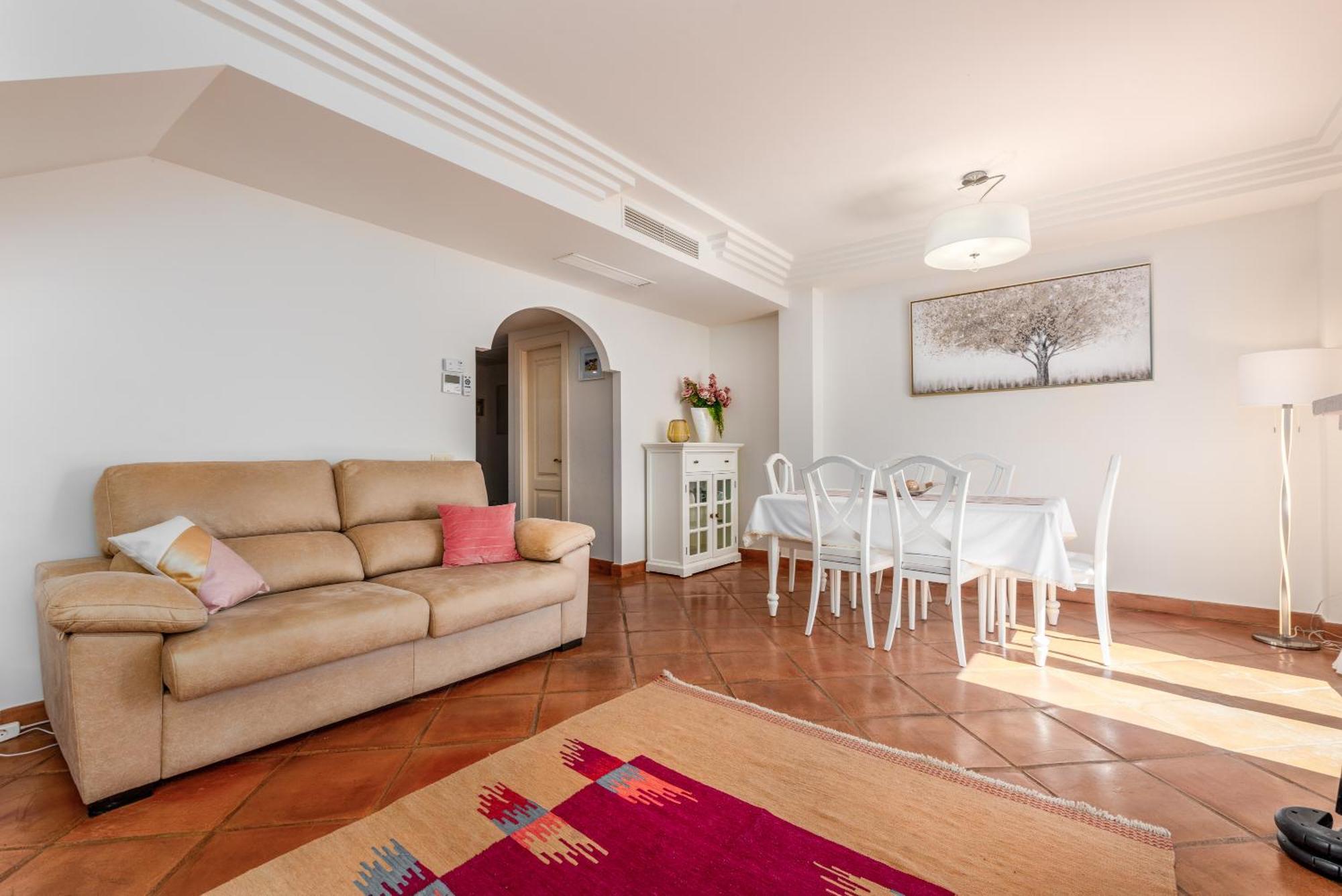 Stylish 3 Bed House 2 Bathrooms, With Patio, Roof Terrace And Communal Pool 5 Minutes Away From The Beautiful Spanish White Village Of Pueblo And Only 20 Mins From The Sea Séjour à la campagne *