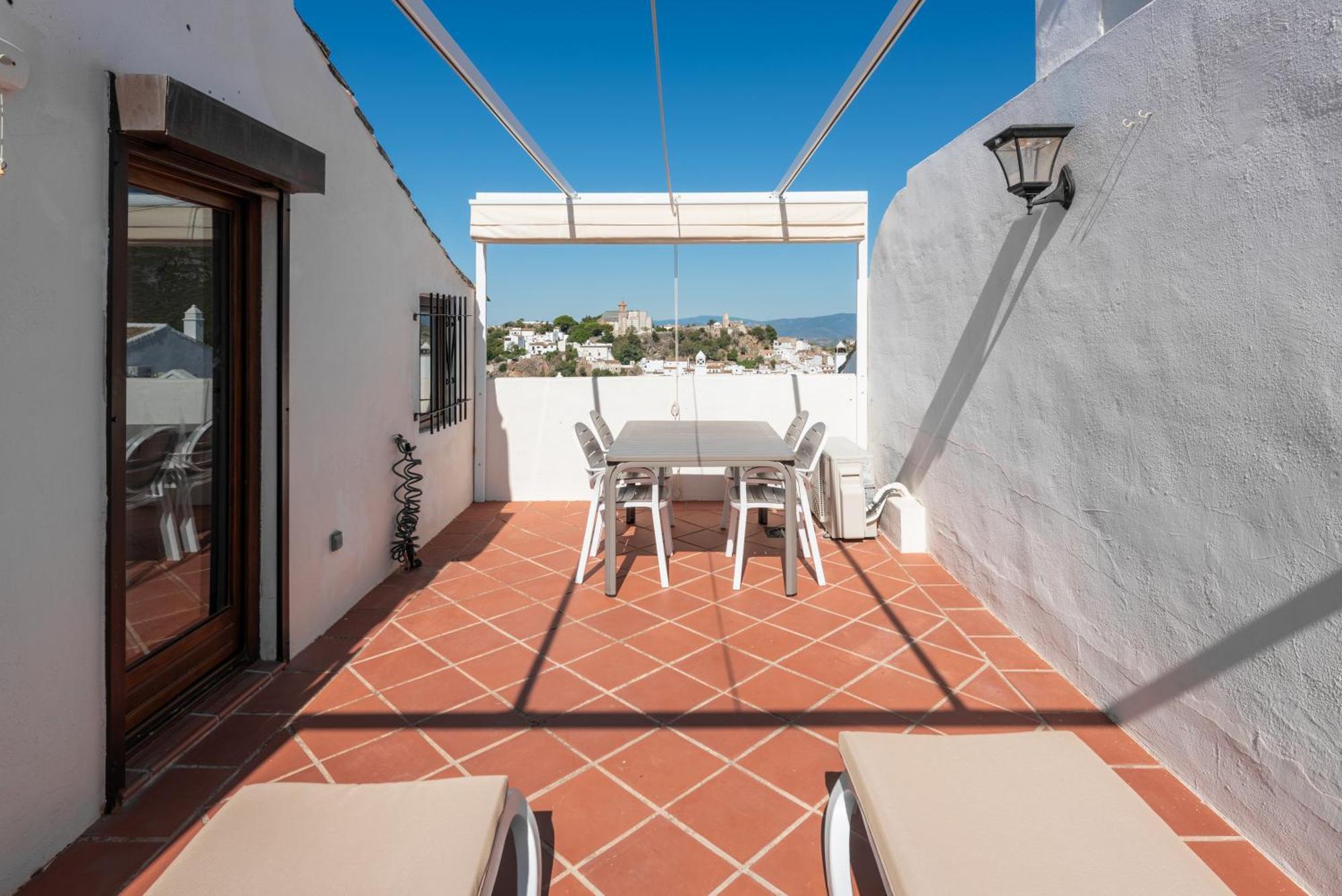 Stylish 3 Bed House 2 Bathrooms, With Patio, Roof Terrace And Communal Pool 5 Minutes Away From The Beautiful Spanish White Village Of Pueblo And Only 20 Mins From The Sea Séjour à la campagne