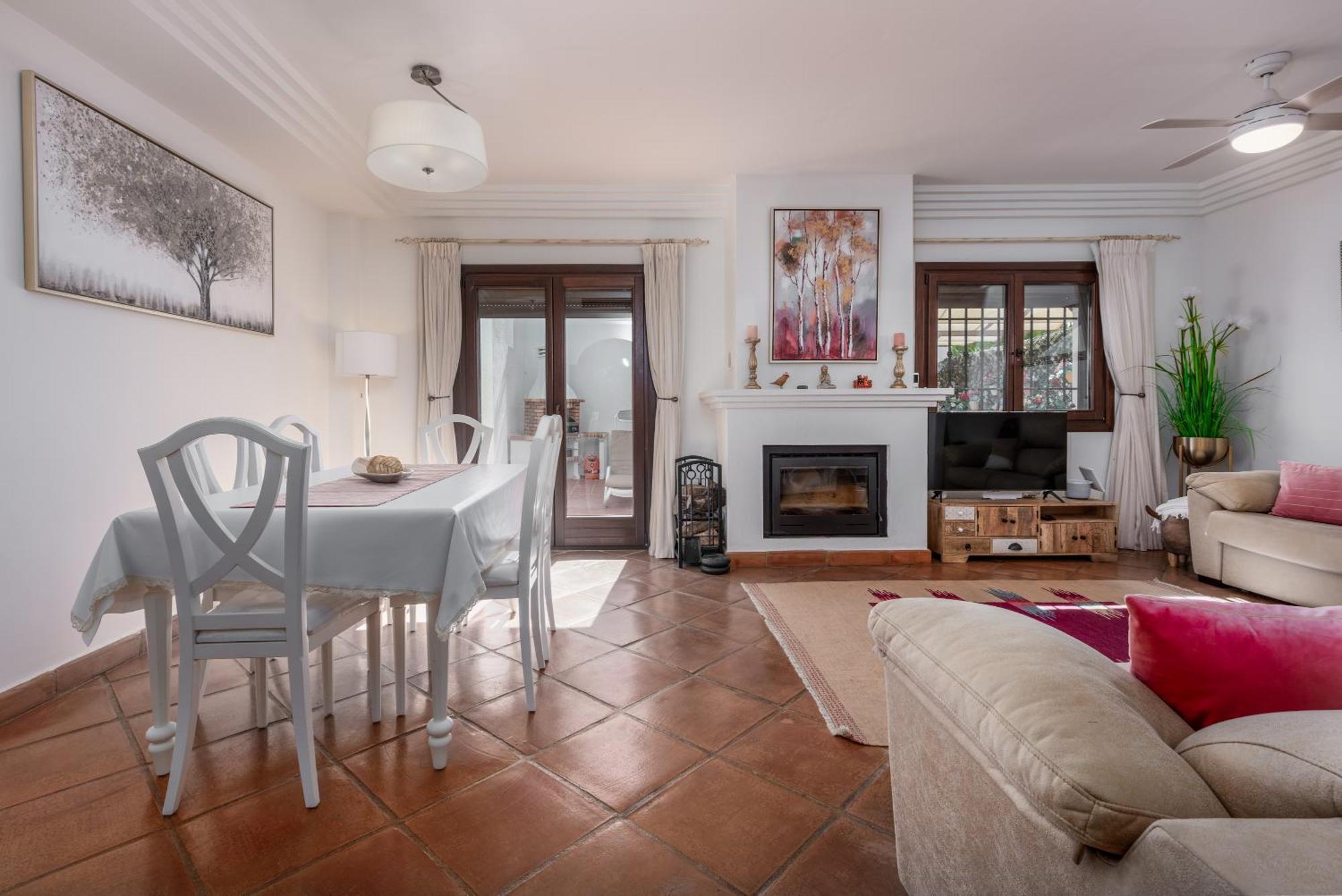 Séjour à la campagne Stylish 3 Bed House 2 Bathrooms, With Patio, Roof Terrace And Communal Pool 5 Minutes Away From The Beautiful Spanish White Village Of Pueblo And Only 20 Mins From The Sea