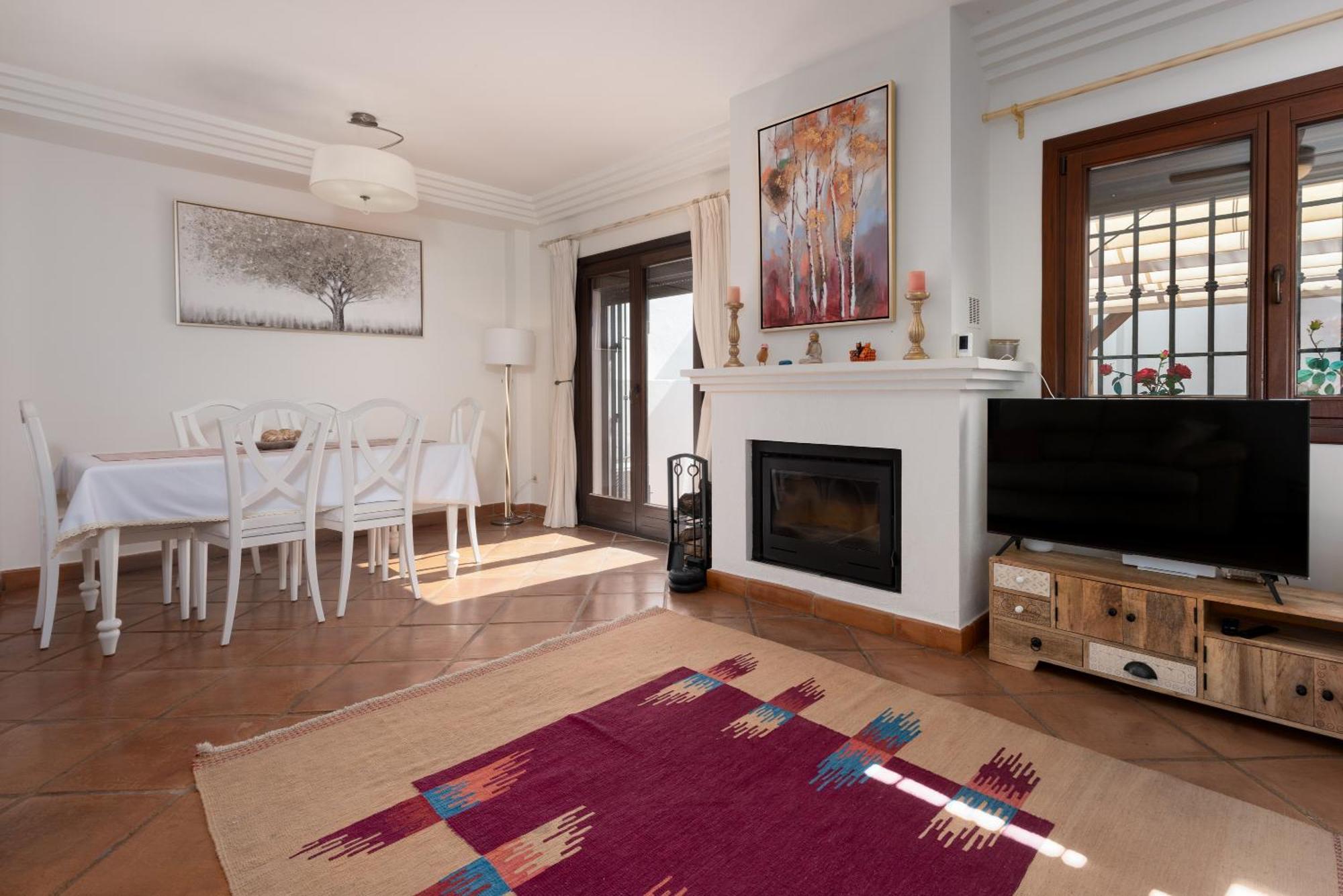 Séjour à la campagne Stylish 3 Bed House 2 Bathrooms, With Patio, Roof Terrace And Communal Pool 5 Minutes Away From The Beautiful Spanish White Village Of Pueblo And Only 20 Mins From The Sea *
