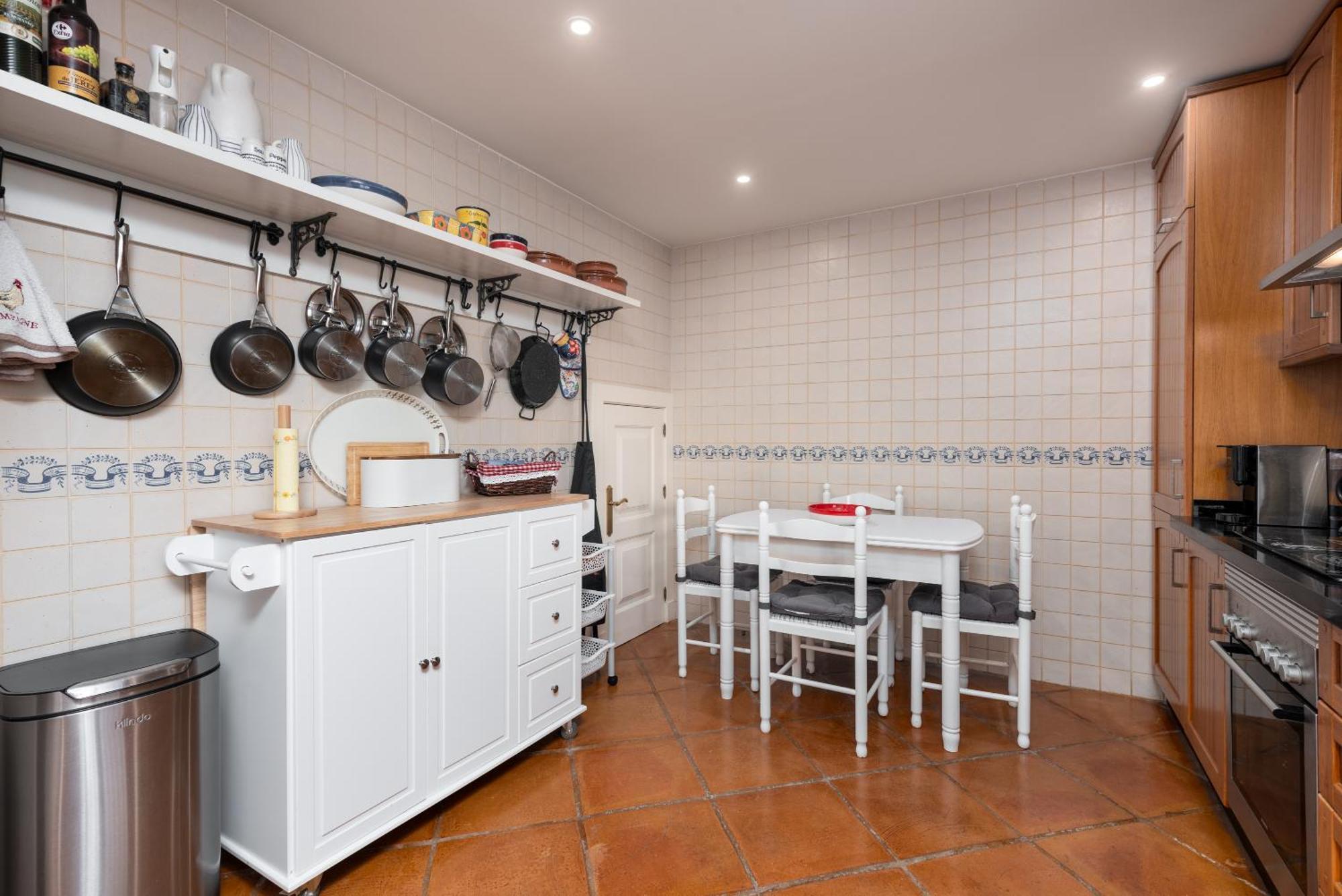 Séjour à la campagne Stylish 3 Bed House 2 Bathrooms, With Patio, Roof Terrace And Communal Pool 5 Minutes Away From The Beautiful Spanish White Village Of Pueblo And Only 20 Mins From The Sea